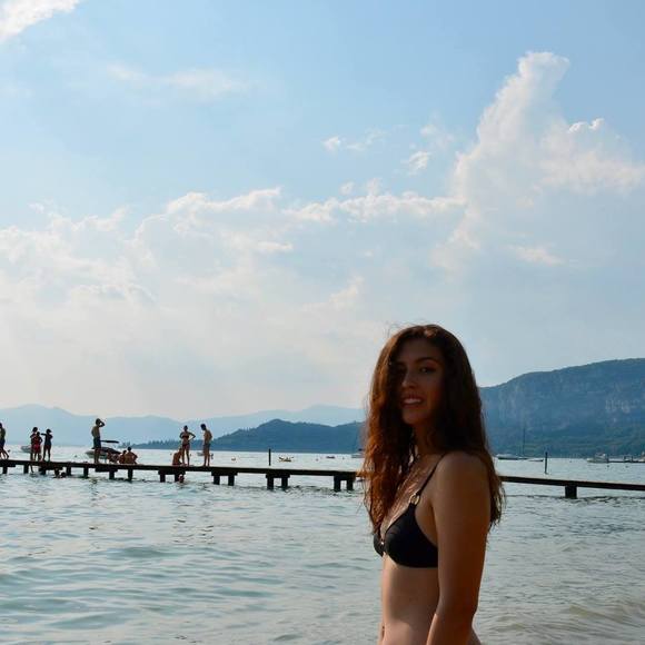 Meet your Posher, Alexandra - Picture 1 of 1